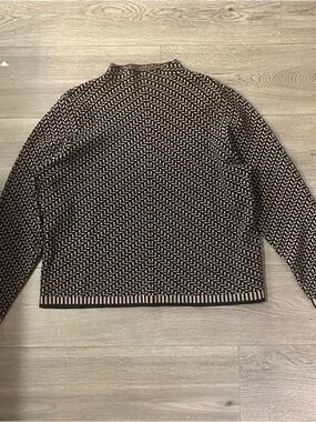 Women’s Black and White Patterned Crewneck Sweater